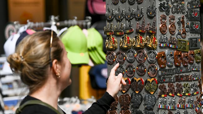Brussels (Belgium), 13/07/2024.- A tourist shops souvenirs while visiting the historic center of Brussels around the Grand-Place, Belgium, 13 July 2024. Brussels' Grand-Place has been in the UNESCO World Heritage List since 1998. (Bélgica, Bruselas) EFE/EPA/FREDERIC SIERAKOWSKI