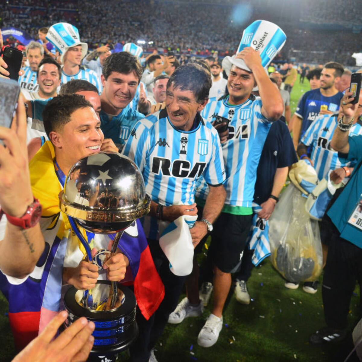 Quintero asiste y Roger marca: Racing, campeón de la Sudamericana al son colombiano