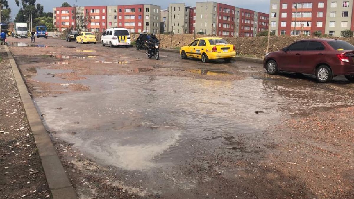 “Esto no es un hueco, es una trocha”: conductores se quejan de las vías en Bogotá