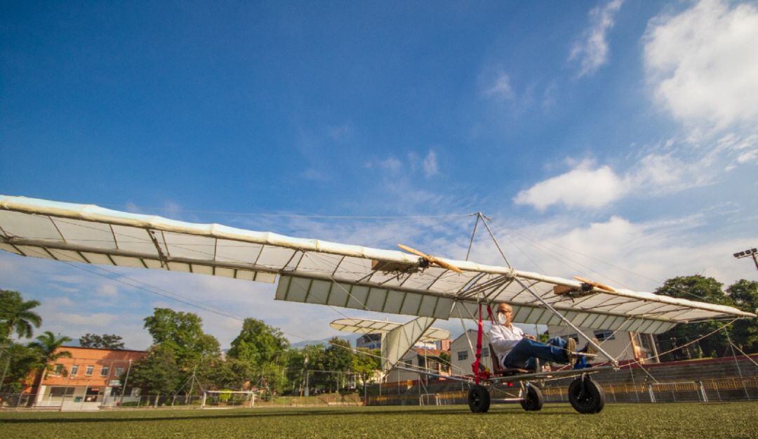 Se trata de un avión ultraliviano que se enciende con el celular y puede transportar a un pasajero.