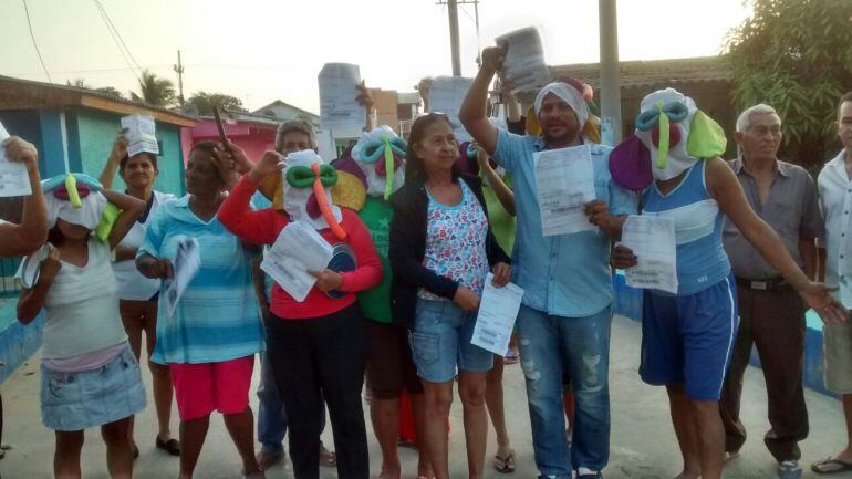 Usuarios protestan con máscaras de marimonda por alta facturación en servicio de energía eléctrica.