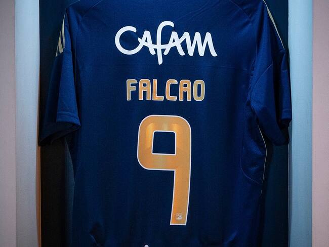 La camiseta que lucirá Falcao este semestre con Millonarios / Twitter: @MillosFCoficial.