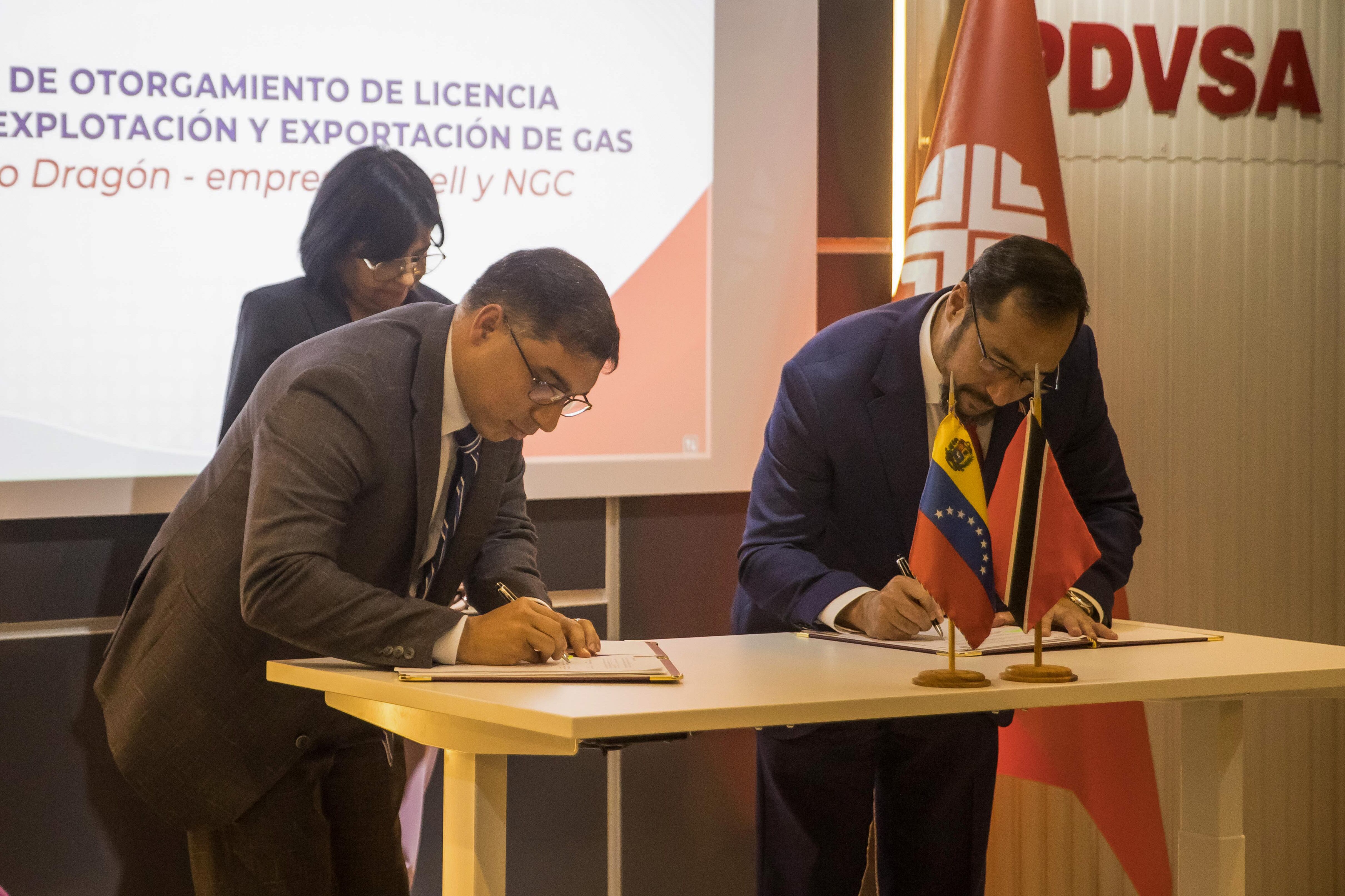 AME5743. CARACAS (VENEZUELA), 21/12/2023.- El ministro de Energía y presidente de Petróleos de Venezuela (PDVSA) Pedro Rafael Tellechea (i) y el Ministro de Energía e Industrias energéticas de Trinidad y Tobago, Stuart Young, firman un acuerdo, en Caracas (Venezuela). Los Gobiernos de Venezuela y Trinidad y Tobago firmaron este jueves en Caracas un acuerdo para la explotación y exportación del gas que se halla en el Golfo de Paria, cuyas aguas y costas las comparten ambos países, con ayuda de la empresa británica de hidrocarburos Shell. EFE/ Miguel Gutierrez