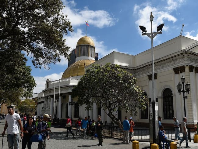 Artefacto explosivo marca inicio de período 2019 del Parlamento venezolano