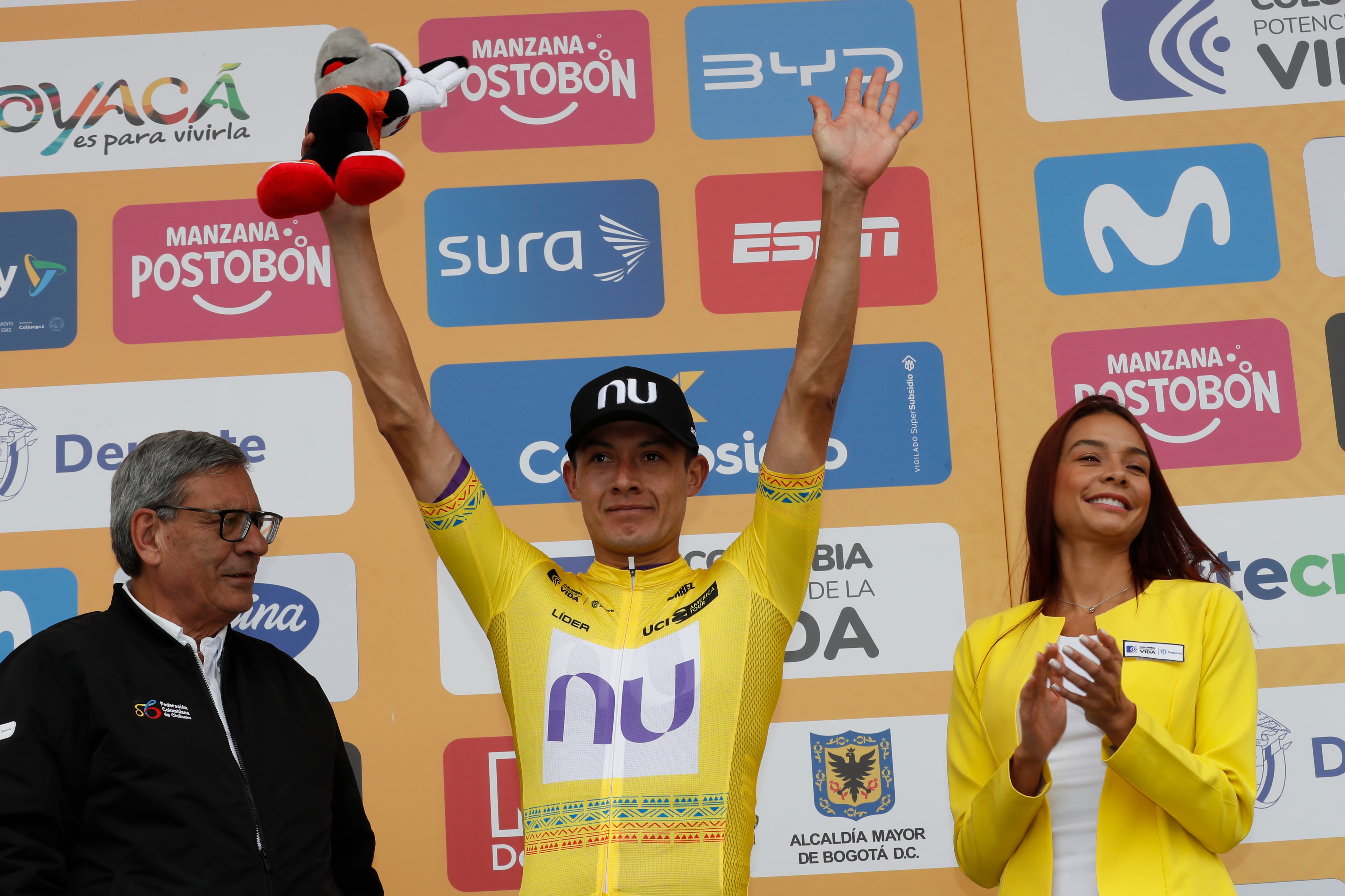 AMDEP6645. TUNJA (COLOMBIA), 08/02/2024.- El corredor colombiano Rodrigo Contreras (c) de NU Colombia posa con la camiseta de Líder luego de la tercera etapa de la carrera ciclística Tour Colombia 2024 hoy, en Tunja (Colombia). EFE/ Carlos Ortega