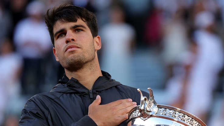 Paris (France), 09/06/2024.- Carlos Alcaraz of Spain poses with the Coupe des Mousquetaires trophy after winning his Men&#039;Äôs Singles final match against Alexander Zverev of Germany during the French Open Grand Slam tennis tournament at Roland Garros in Paris, France, 09 June 2024. (Tenis, Abierto, Francia, Alemania, España) EFE/EPA/TERESA SUAREZ