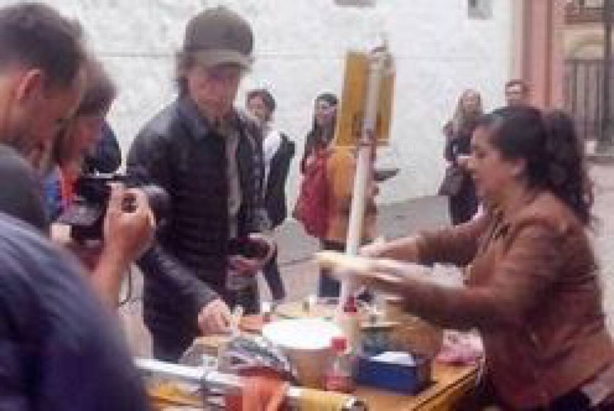Las botas de caucho pueden servir para reposar las flores, y de paso con su color, relucir.