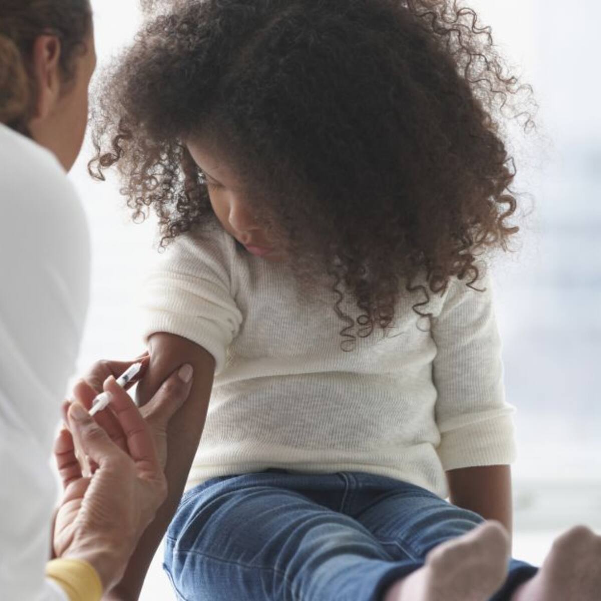 A reforzar la vacunación tras leve repunte de contagios COVID