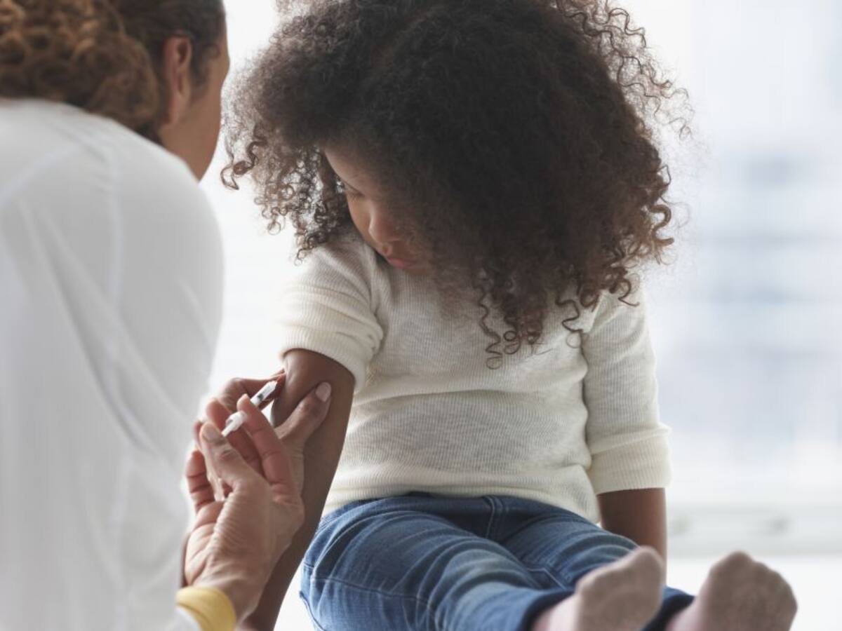 A reforzar la vacunación tras leve repunte de contagios COVID