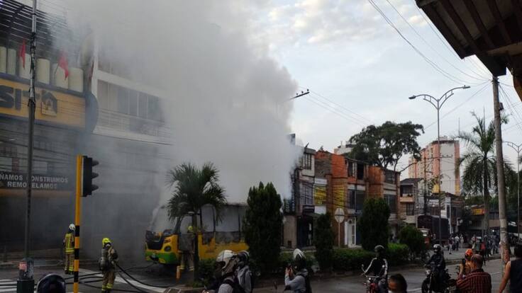 Controlan incendio de un bus urbano en Real de Minas