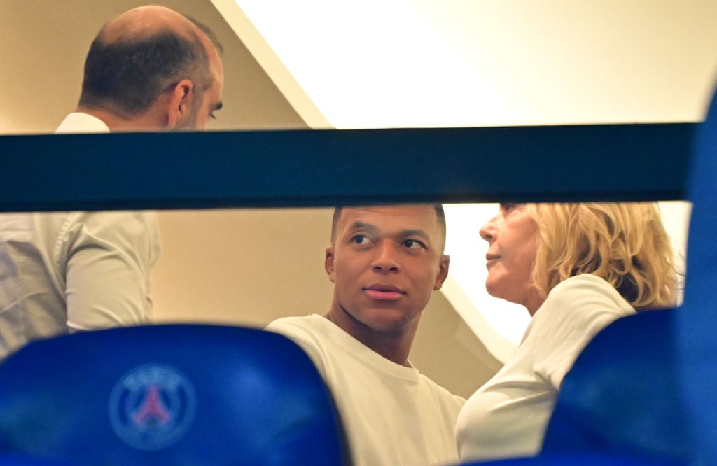 Kylian Mbappé durante el partido entre el PSG y el Lorient por la fecha 1 de la Liga de Francia al que no fue convocado /  (Photo by Christian Liewig - Corbis/Corbis via Getty Images)