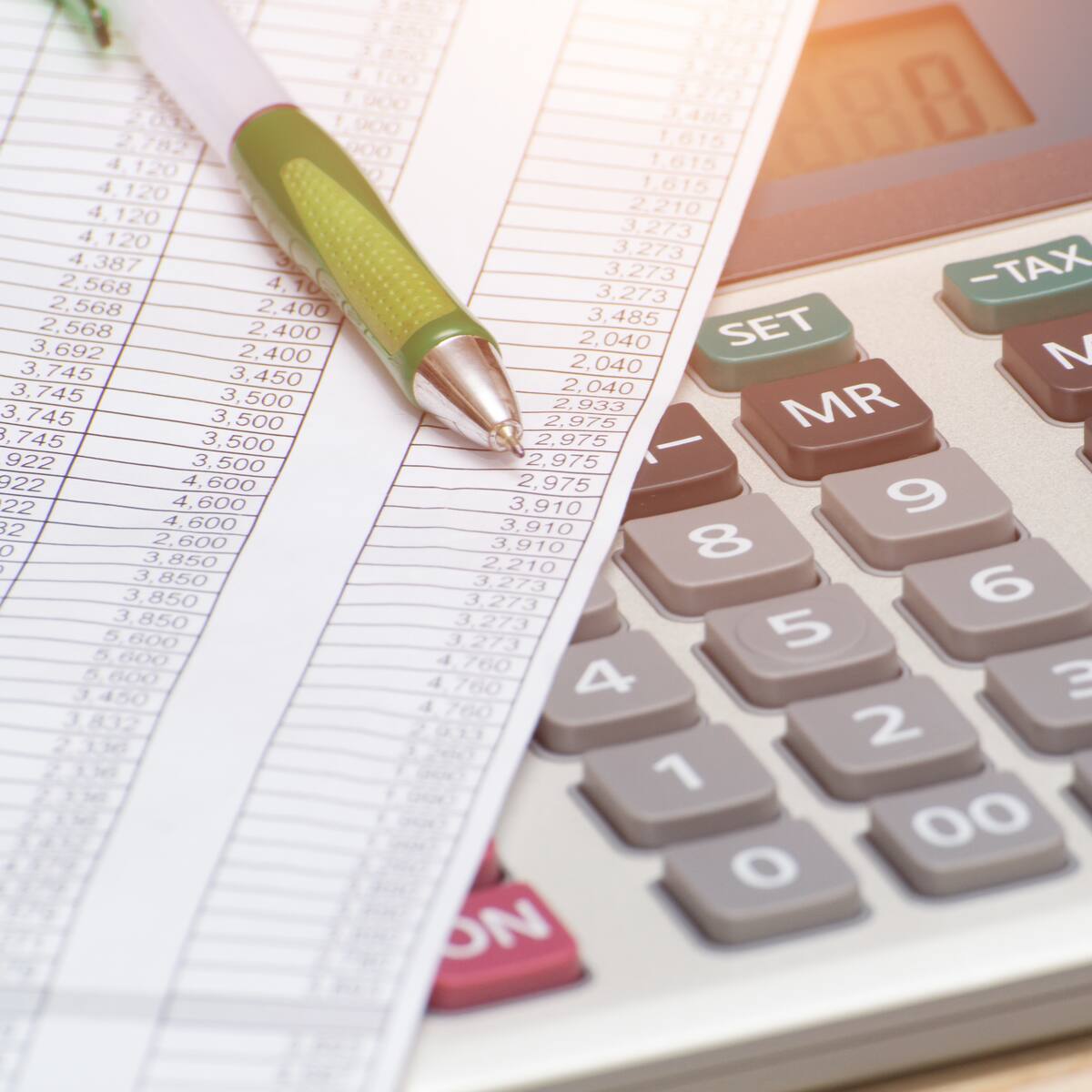 Si un hombre gana $20.000 diarios y gasta $14.000, ¿cuántos días tardará en ahorrar $300.000?