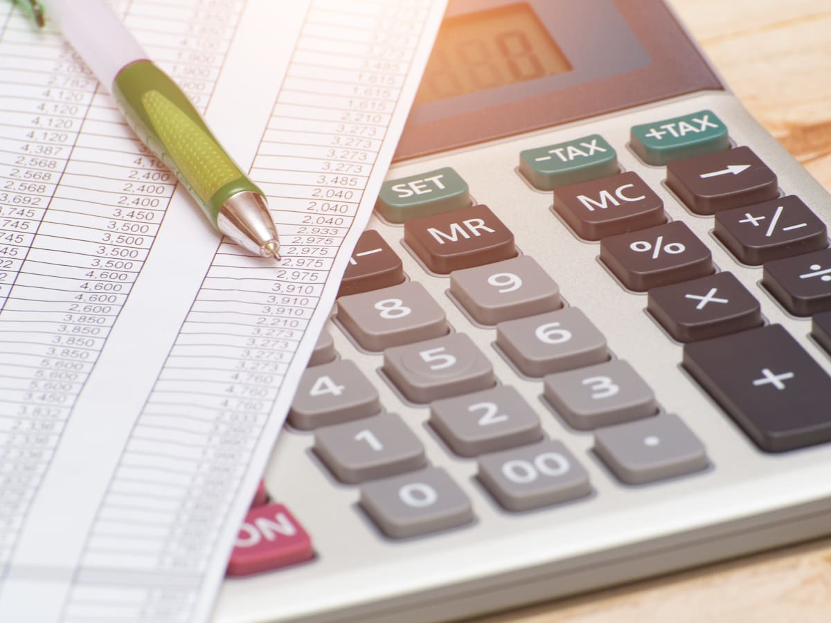 Si un hombre gana $20.000 diarios y gasta $14.000, ¿cuántos días tardará en ahorrar $300.000?