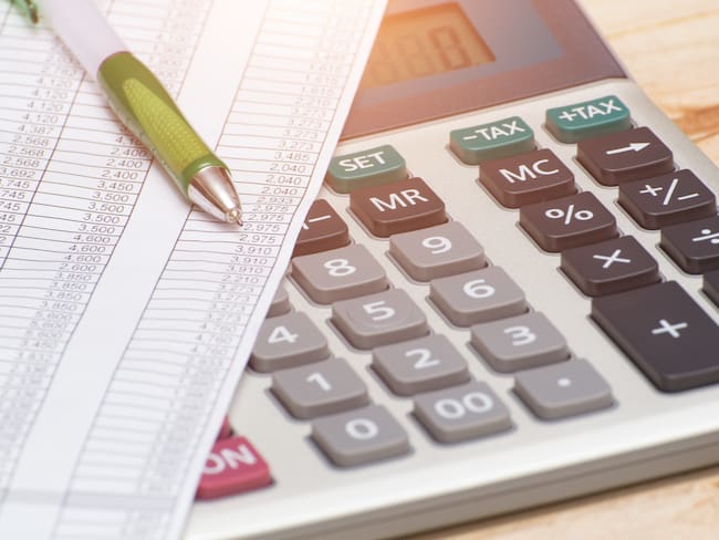Calculadora y un documento en el que se están haciendo cuentas financieras (Foto vía Getty Images)