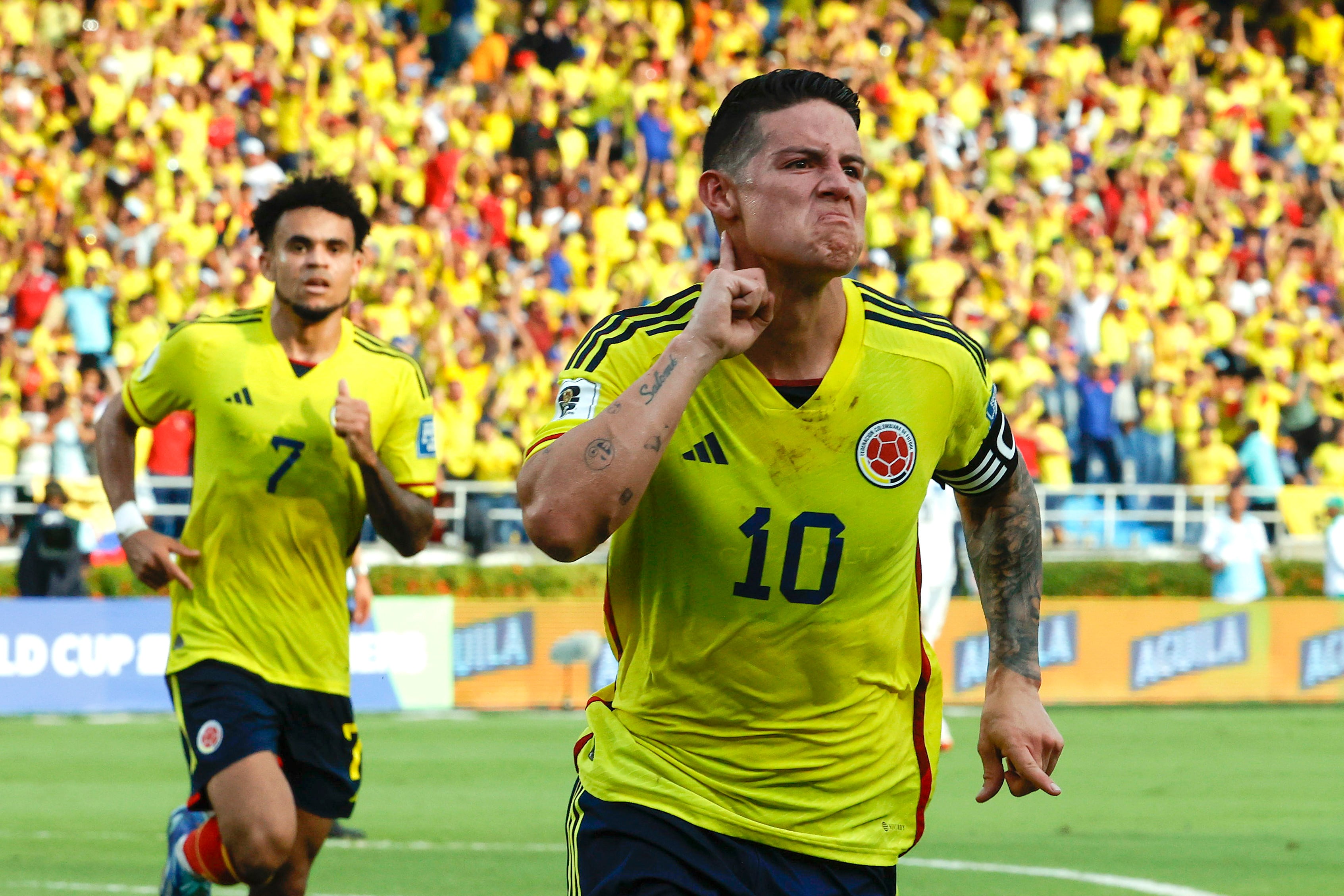 James Rodríguez de Colombia celebra su gol, en un partido de las Eliminatorias Sudamericanas para la Copa Mundial de Fútbol 2026 entre Colombia y Uruguay en el estadio Metropolitano en Barranquilla (Colombia). EFE/ Mauricio Dueñas Castañeda