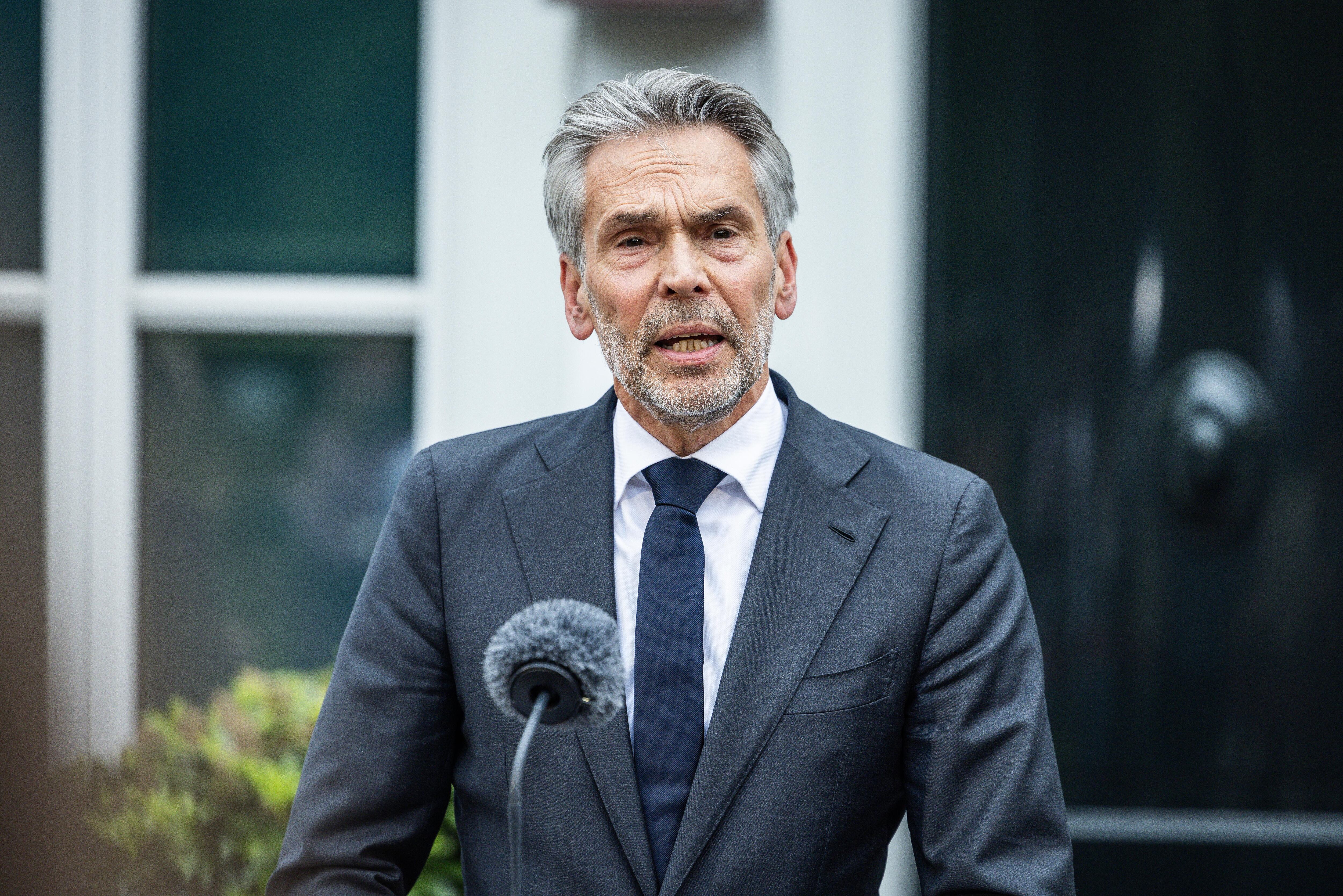 Den Haag (Netherlands), 03/06/2025.- Dutch Prime Minister Dick Schoof speaks to the media after an extra council of ministers at the Catshuis in The Hague, The Netherlands, 03 June 2025. Schoof on 03 June 2025 announced he was stepping down as prime minister. (Países Bajos; Holanda, La Haya) EFE/EPA/LAURENS VAN PUTTEN