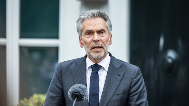 Den Haag (Netherlands), 03/06/2025.- Dutch Prime Minister Dick Schoof speaks to the media after an extra council of ministers at the Catshuis in The Hague, The Netherlands, 03 June 2025. Schoof on 03 June 2025 announced he was stepping down as prime minister. (Países Bajos; Holanda, La Haya) EFE/EPA/LAURENS VAN PUTTEN