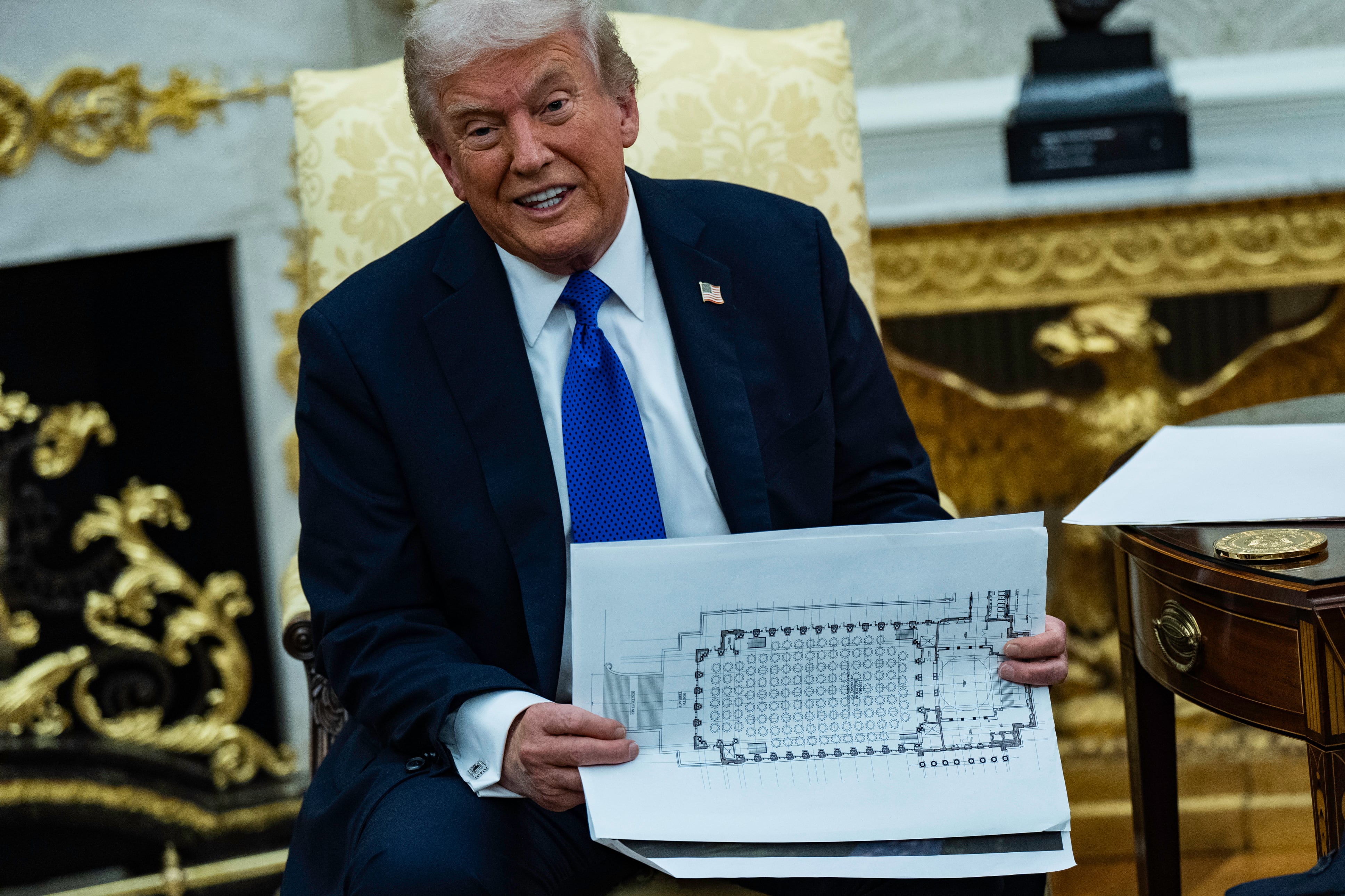 Donald Trump muestra los planos del salón de baile que construye en la Casa Blanca. 
(Foto:     Salwan Georges/The Washington Post via Getty Images)