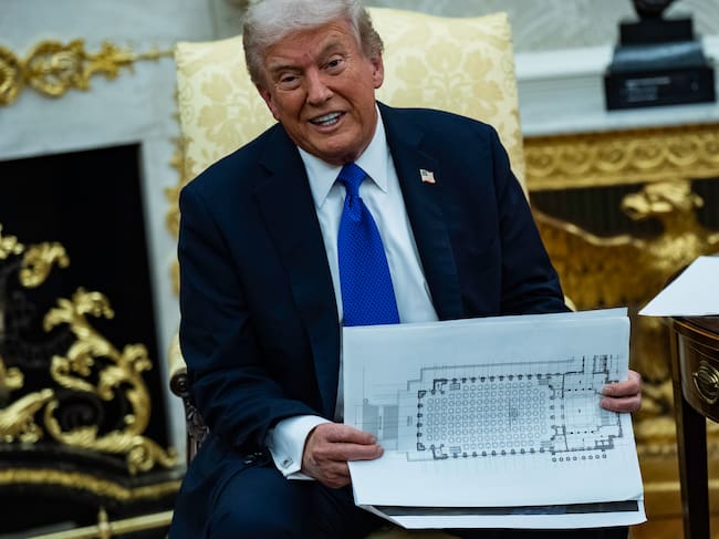 Donald Trump muestra los planos del salón de baile que construye en la Casa Blanca.
(Foto: Salwan Georges/The Washington Post via Getty Images)