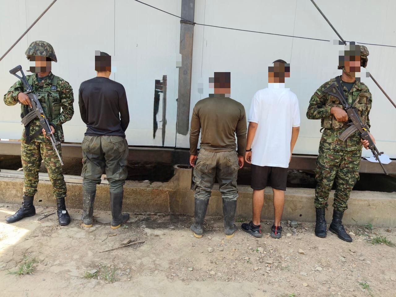 Un menor de edad y tres hombres, integrantes del GAO-r E33, se entregaron voluntariamente . / Foto: Ejército Nacional.