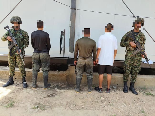 Un menor de edad y tres hombres, integrantes del GAO-r E33, se entregaron voluntariamente . / Foto: Ejército Nacional.