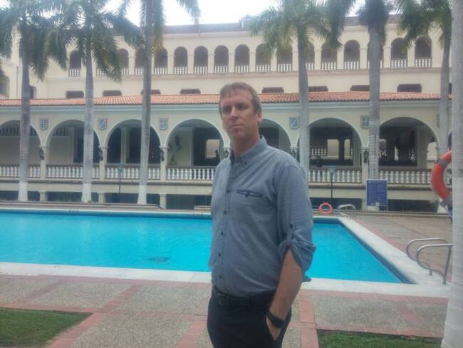 Rodrigo Spiniak, actual gerente del Hotel El Prado, frente a la reconocida piscina del complejo de hospedaje.
