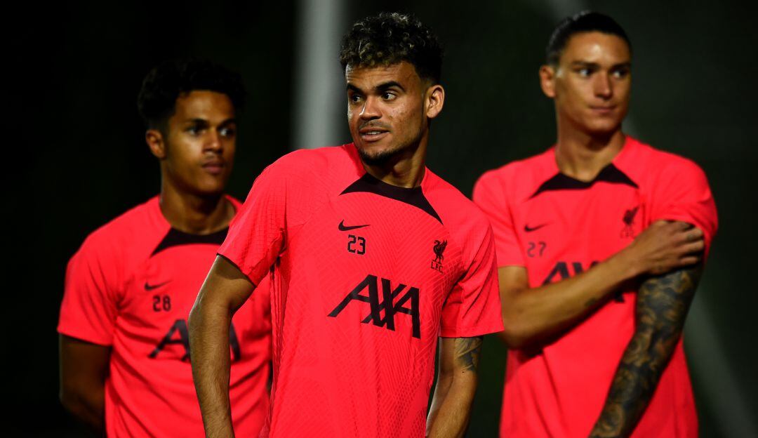 Luis Díaz junto a Fabio Carvalho y Darwin Núñez, en la pretemporada del Liverpool en Bangkok.