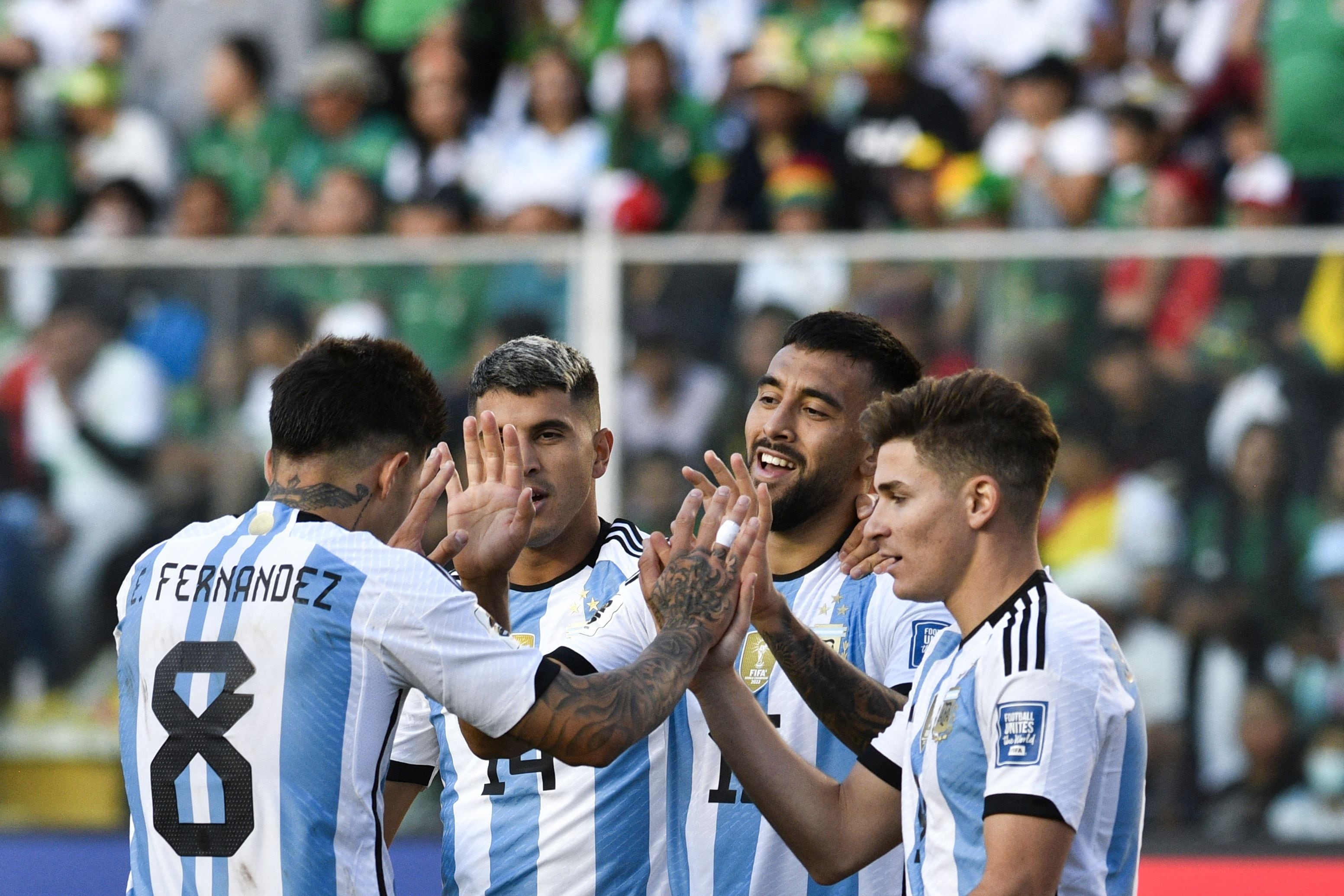 Los jugadores de Argentina festejan uno de sus tres goles sobre Bolivia. (Photo by AIZAR RALDES/AFP via Getty Images)