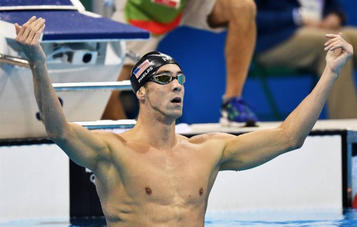 Michael Phelps de Estados Unidos celebra su victoria en los 200 metros mariposa logrando así su medalla número 24 en su carrera en los JJOO.