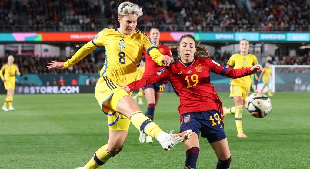 Olga Carmona de España y Lina Hurtig de Suecia durante el partido por las semifinales del Mundial Femenino (Photo by MICHAEL BRADLEY/AFP via Getty Images)