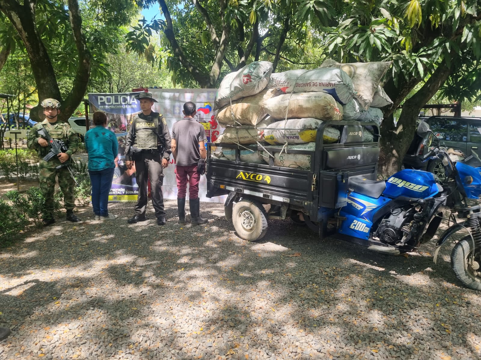 Al momento de ser requeridos, no poseían documento de la autoridad ambiental para el aprovechamiento de material forestal, por lo que se procedió a su captura en flagrancia.