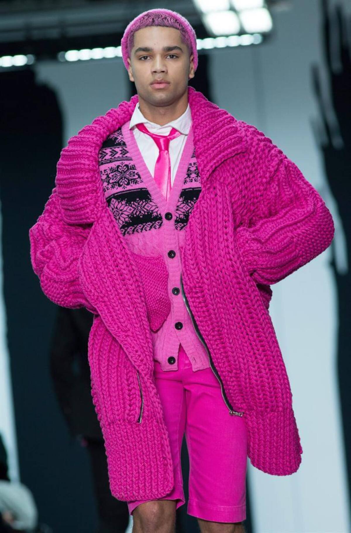 Una serie de modelos presentan la colección de otoño, invierno 2015 en la semana de la moda masculina en Londres, Inglaterra, que se realizará hasta el próximo 12 de enero.