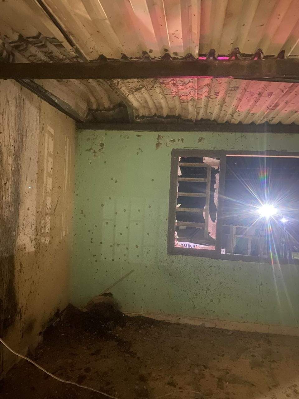 La granada fue lanzada al parecer por dos hombres. Foto La Exitosa Acevedo.