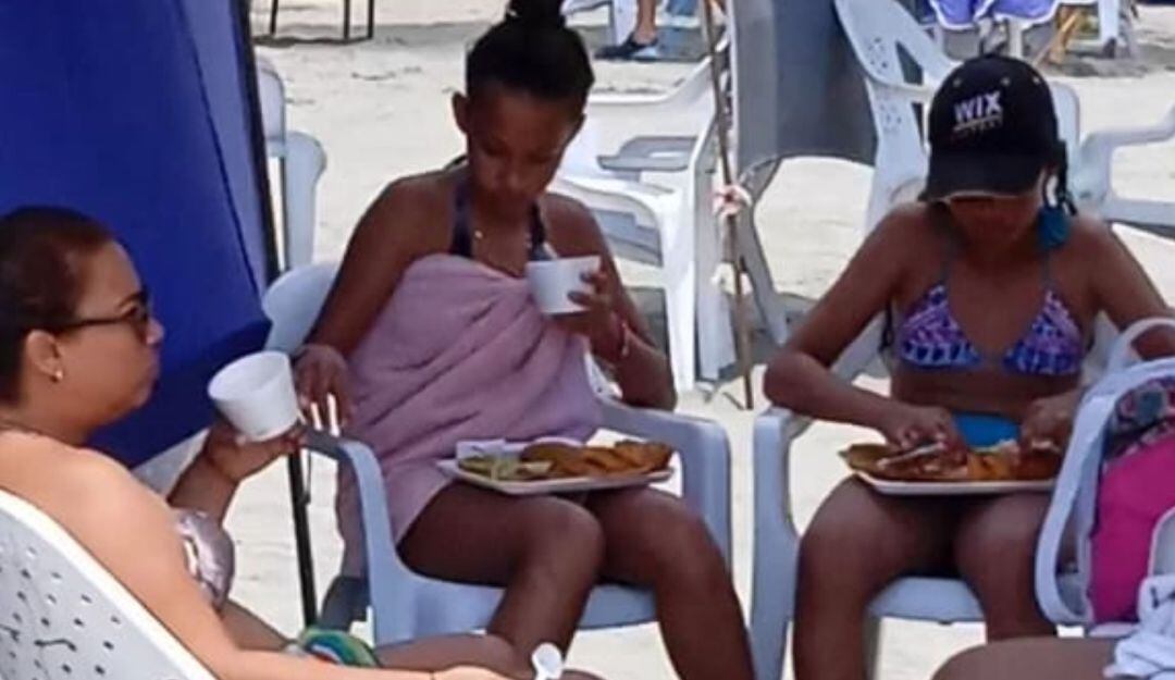 Turistas comen 'corrientazo' en El Rodadero