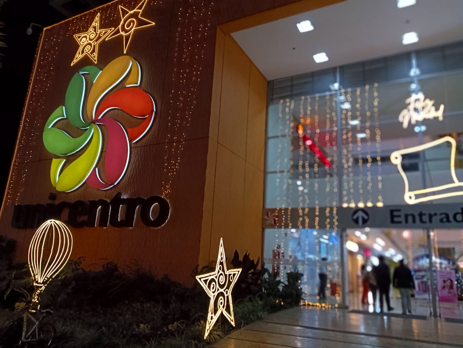 Alumbrado navideño en el centro comercial Unicentro, Armenia. Foto Adrián Trejos