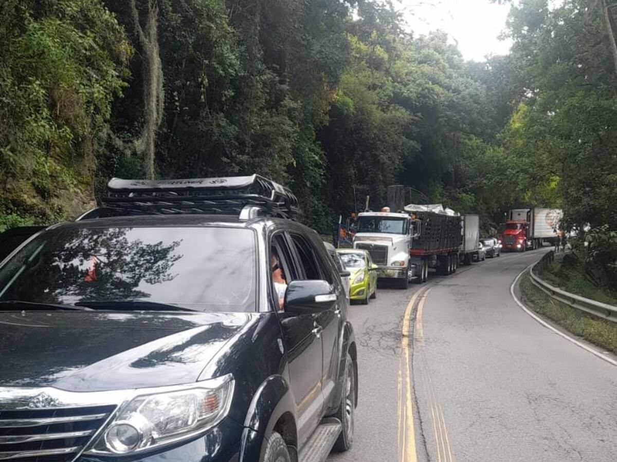 VIDEO: Monumental trancón vía Bucaramanga - Bogotá por accidente múltiple