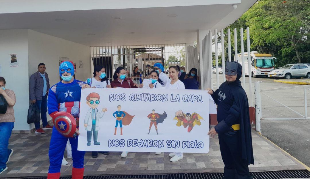 Trabajadores del hospital Federico Lleras Acosta protestan ante la falta de giro de recursos por parte del Gobierno Nacional