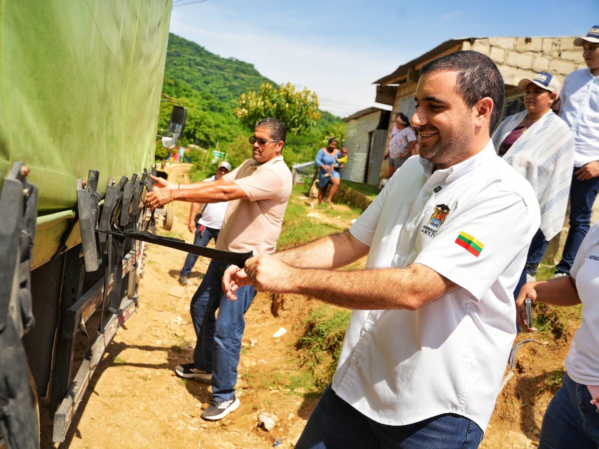 En San Juan Nepomuceno terminarán pavimentación tras aporte del Gobierno departamental