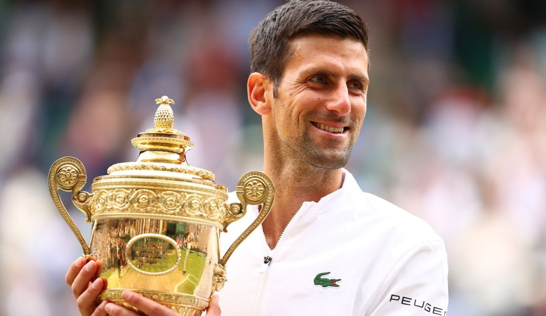 Novak Djokovic posa con su sexto trofeo de Wimbledon.