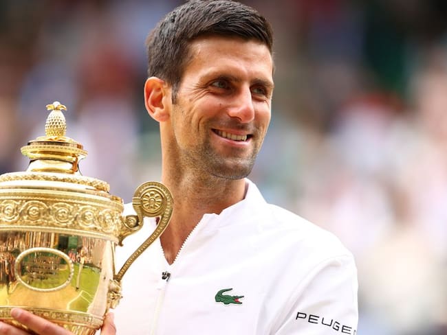 Novak Djokovic posa con su sexto trofeo de Wimbledon.