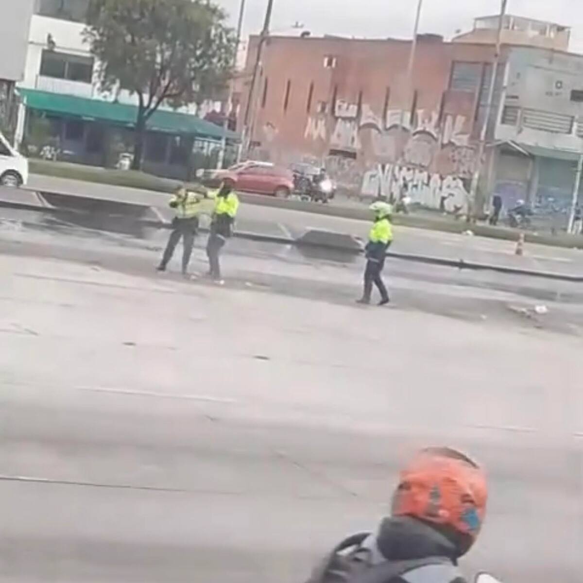 Apartan a uniformado de la Policía tras agredir a un compañero en vías de TransMilenio