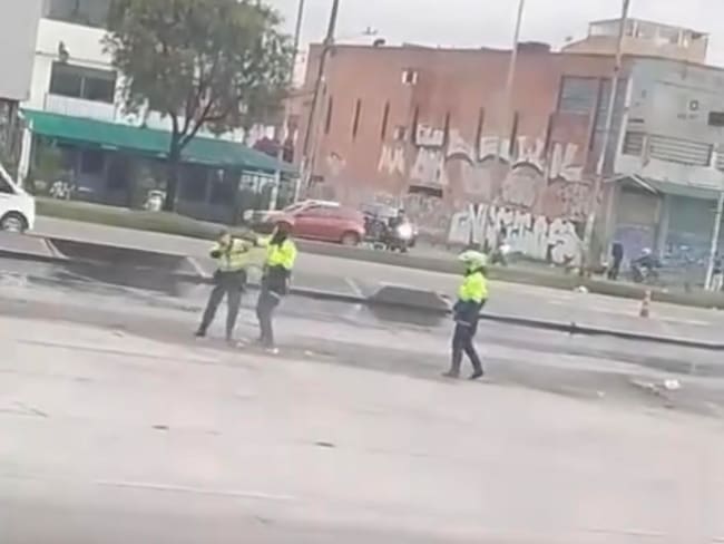 Apartan a uniformado de la Policía tras agredir a un compañero en vías de TransMilenio