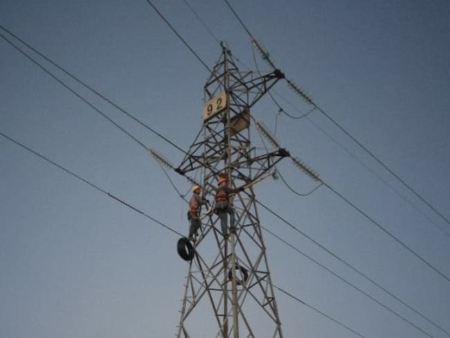 Mantenimiento torre de energía. Foto: Archivo.