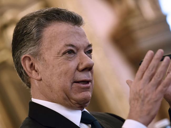 Santos aconseja a las Farc persistir con la paz y reprimir a desertores