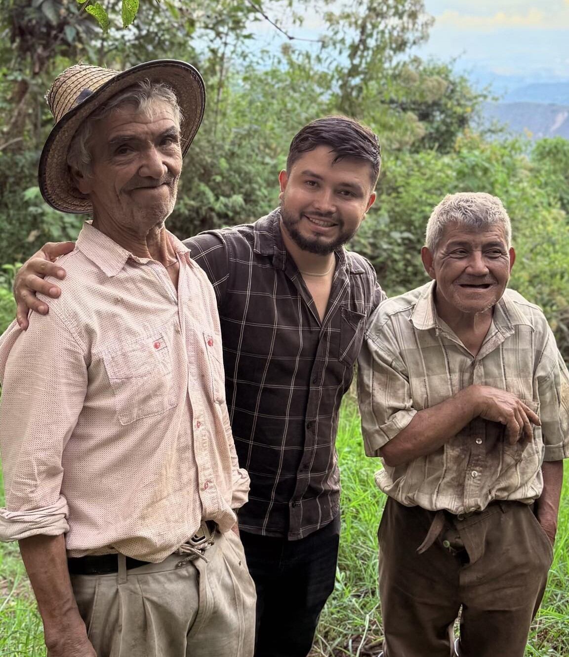 Miguel Martínez, conocido en redes como “Barbero_Miguel”, junto a Gerardo y Ananías. Foto Redes Sociales 