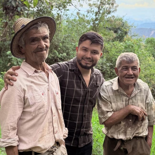 Miguel Martínez, conocido en redes como “Barbero_Miguel”, junto a Gerardo y Ananías. Foto Redes Sociales