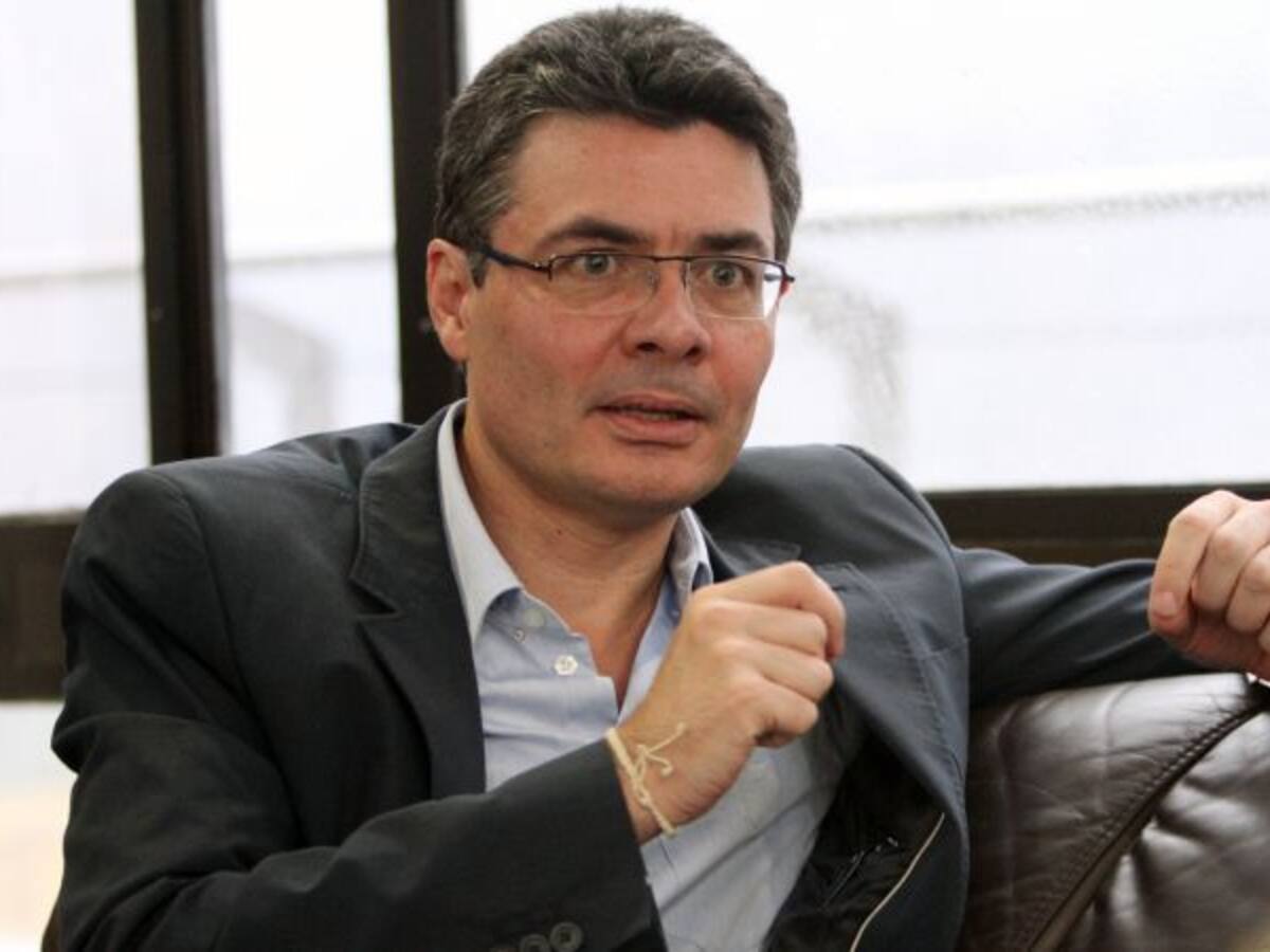 Ministro de Salud preocupado por el alza del dólar