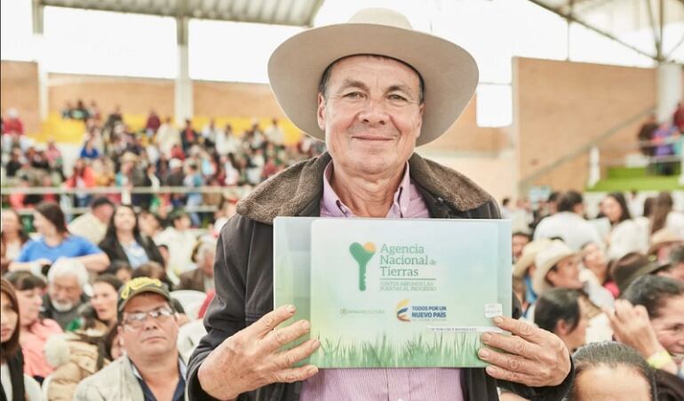 Campesino con la titulación de su tierra
