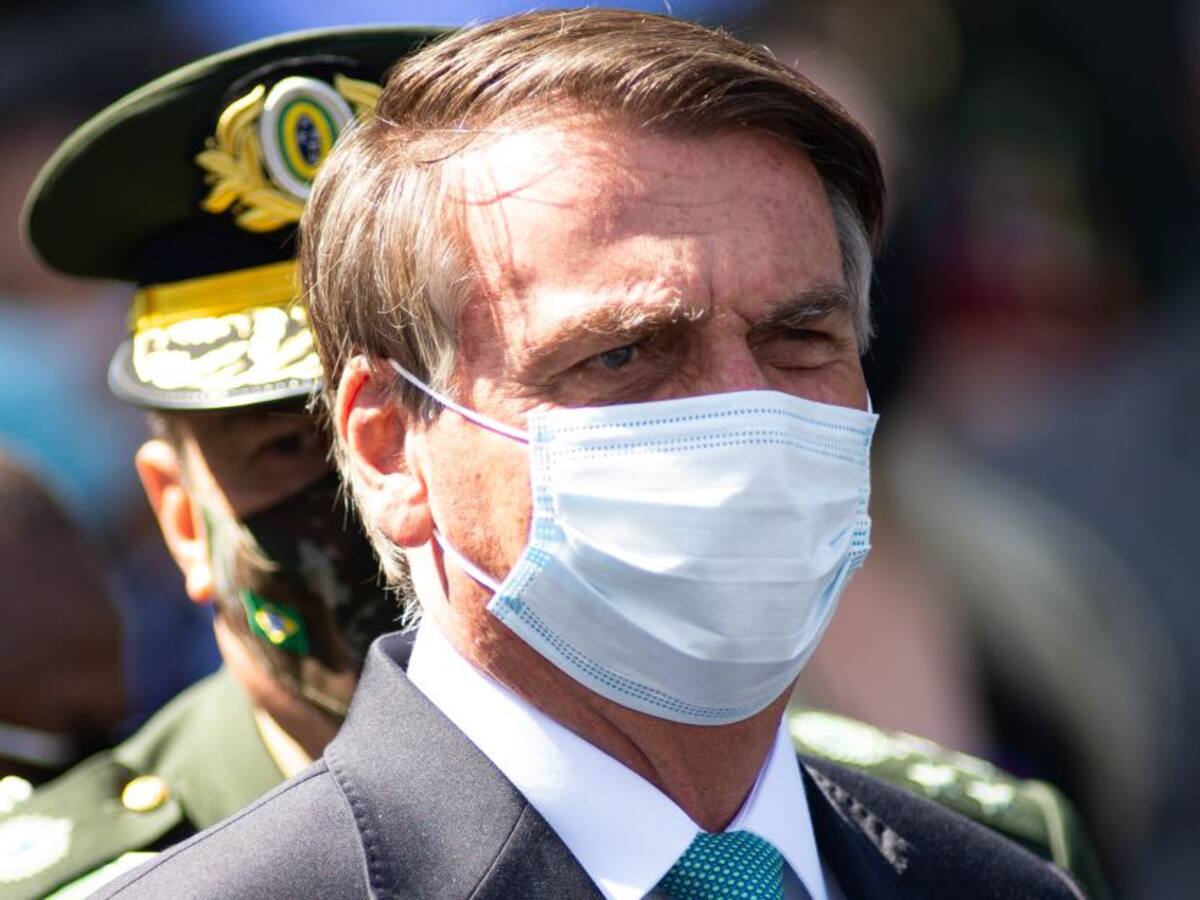 Todos deberían comprar un fusil para no ser esclavizados: Bolsonaro