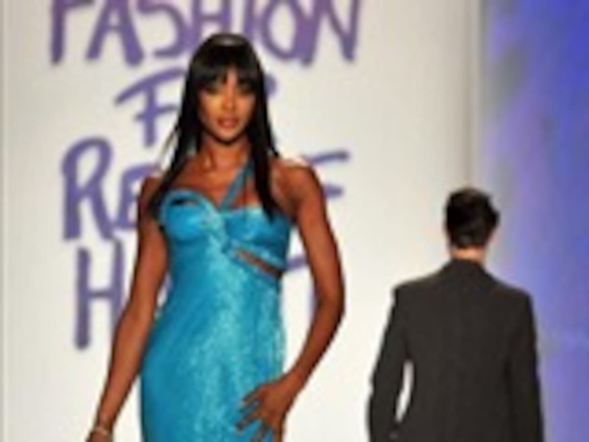 Naomi Campbell homenajea a Alexander McQueen en desfile benéfico por Haití